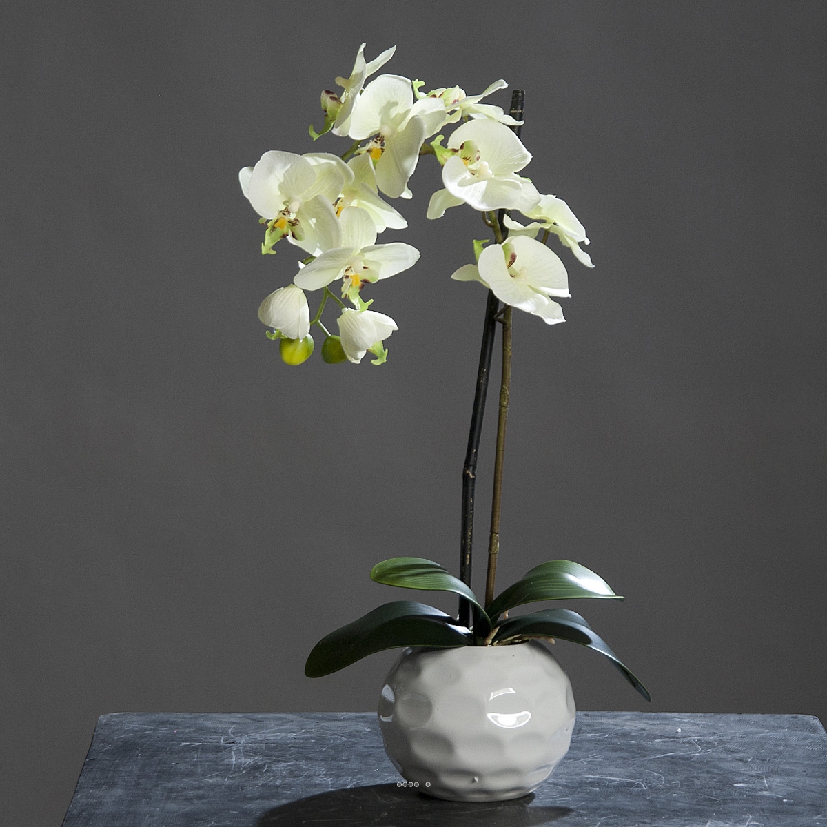 Orchidee artificielle 1 hampe en pot Ceramique Blanc H 46 cm du site  Artificielles.com.