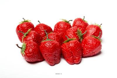 Fraise artificielle rouge en lot de 12 en Plastique soufflé H 50 mm