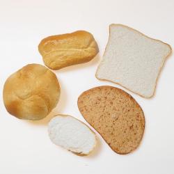 Lot de 5 pains factices assortis en plastique soufflé