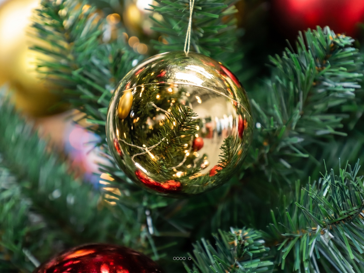Couronne de Sapin de Noël Artificiel D 80cm Boules Dorées NF S54-200 et EN71-2 – Qualité Pro