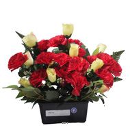 Jardinière funéraire devant de tombe de fleurs artificielles roses et œillets  Rouge