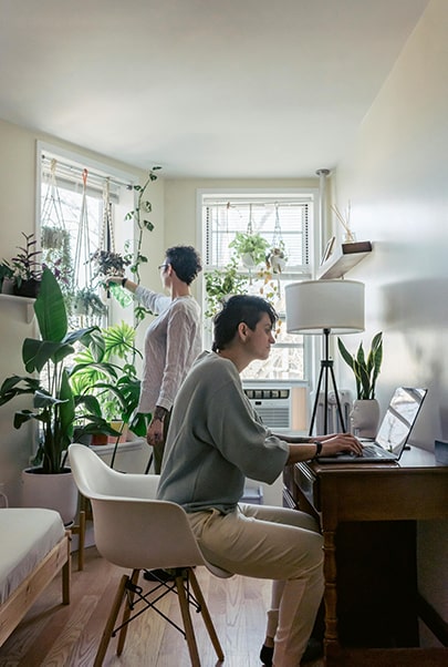 Bureau avec des plantes artificielles